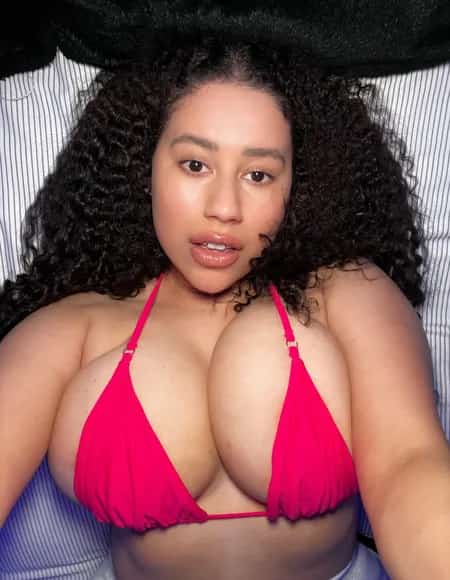 miss caramel peach ☕️ 🍒 🍑 profile photo